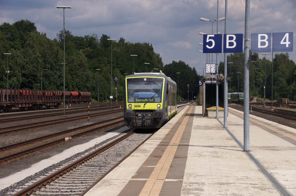 Regio Shuttle VT 650.717 von Agilis hat Einfahrt nach Marktredwitz.
Der Triebwagen ist auf der Relation Hof - Bayreuth ber Kirchenlaibach unterwegs.
15.08.2013
