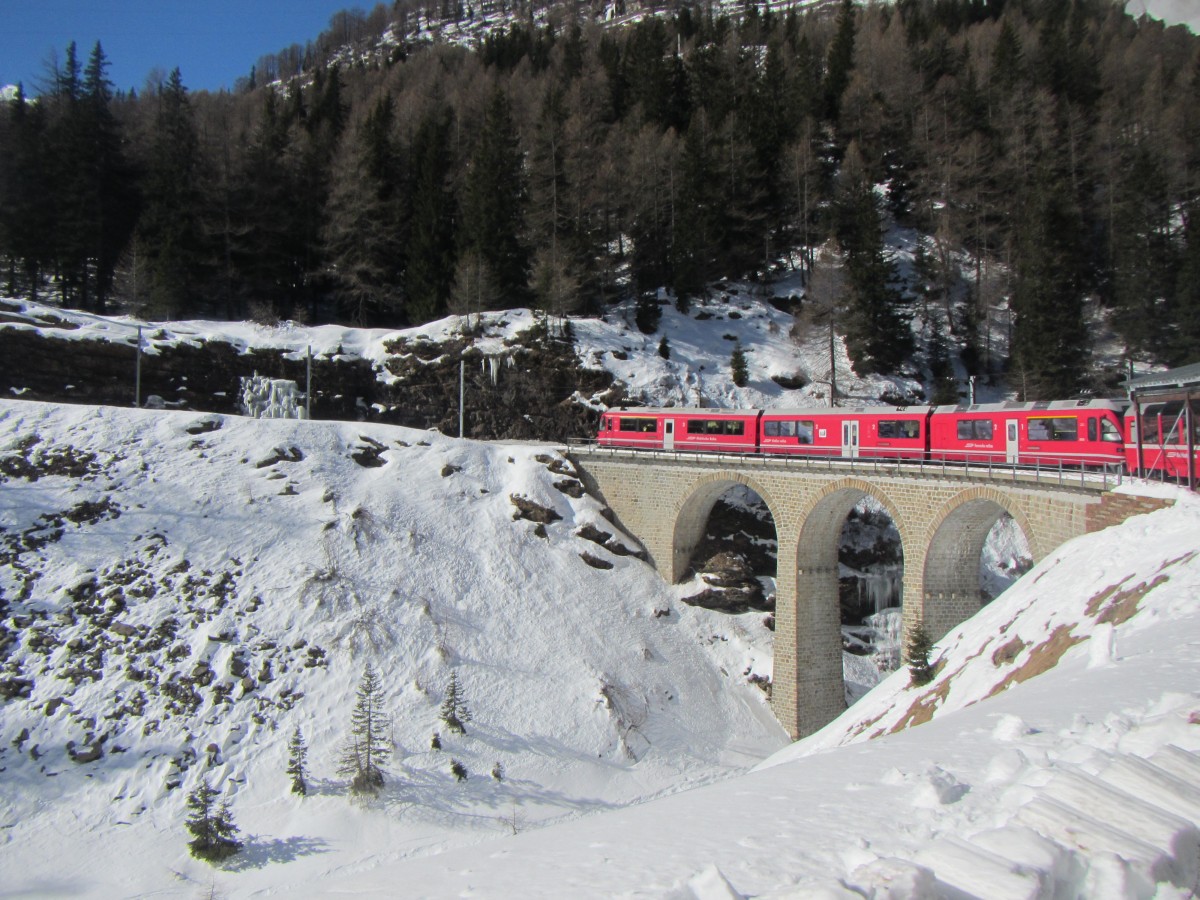 Regio Tirano-St. Moritz der RhB am 13.02.15 aus dem fahrenden Zug aufgenommen.