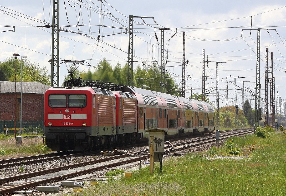 Regio in Überlänge - 112 102 als Zuglok mit 2. kalter Lok und den ganzen 5 Wagen als RE3 nach Stralsund kurz vor dem Bf Anklam am 13.05.2019.