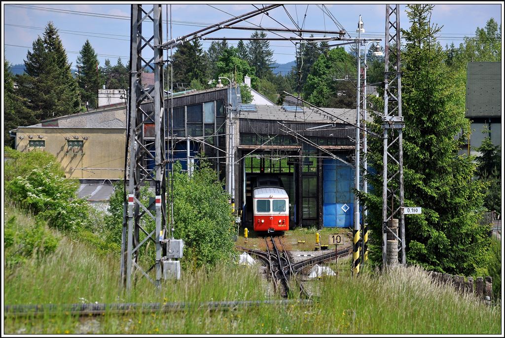 Regio8020 mit Steuerwagen 905 951-0 nach Štrbské Pleso verlässt den Bahnhof von Štrba. (05.06.2014)