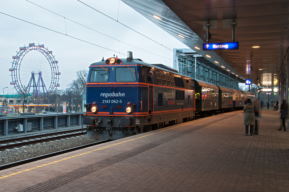 regiobahn 2143 062 zur blauen Stunde kurz vor der Abfahrt nach Ernstbrunn zum  Wandern & Wein im Fackelschein . Die Aufnahme entstand am 27.01.2018.