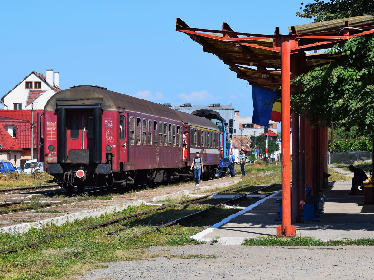 Regiogarnitur bestehend aus zwei Abteilwagen in Bahnhof Targu Mures Nord am 11.09.2017