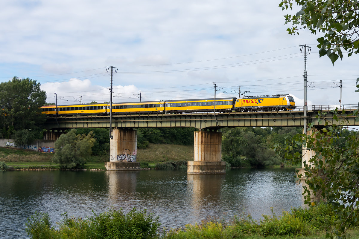 RegioJet 1032, von Wien nach Prag überquert die Brücke über die neue Donau in Wien. Die Aufnahme entstand am 08.09.2019.