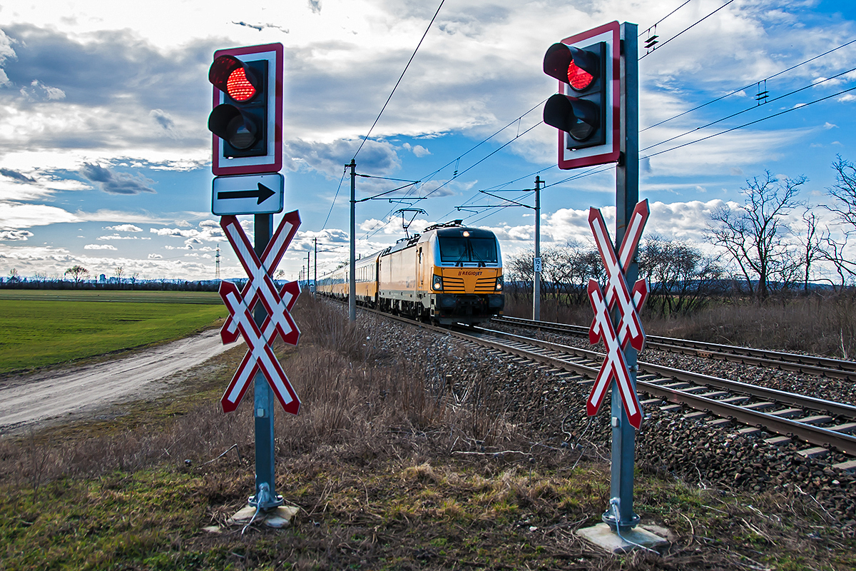 Regiojet 1034 von Wien nach Prag, am 13.03.2018 zwischen Wien Süßenbrunn und Deutsch Wagram.