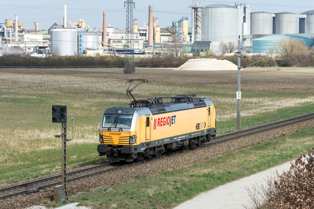 Regiojet 193 205 hatte sich am 27.03.2021 scheinbar ins Tullnerfeld  verirrt . Die Aufnahme entstand zwischen Tulln Stadt und Tullnerfeld.