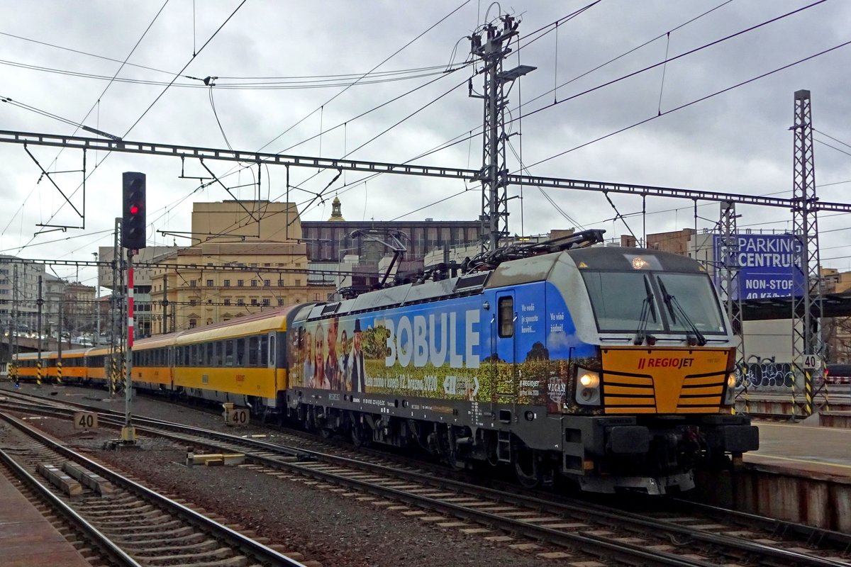 RegioJet 193 227 wirbt für ein fernseh-Serie 'BOBULE' am 23 Februar 2020 in Praha hl.n.
