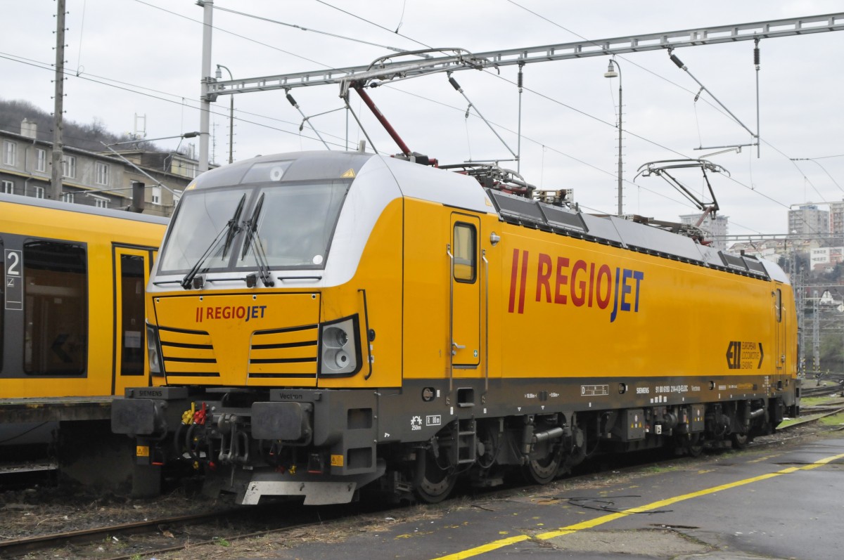RegioJet 193.214 wartet in Bratislava am 18.12.14 auf ihren nächsten Einsatz seit Fahrplanwechsel kommen RegioJetzüge bis Bratislava  