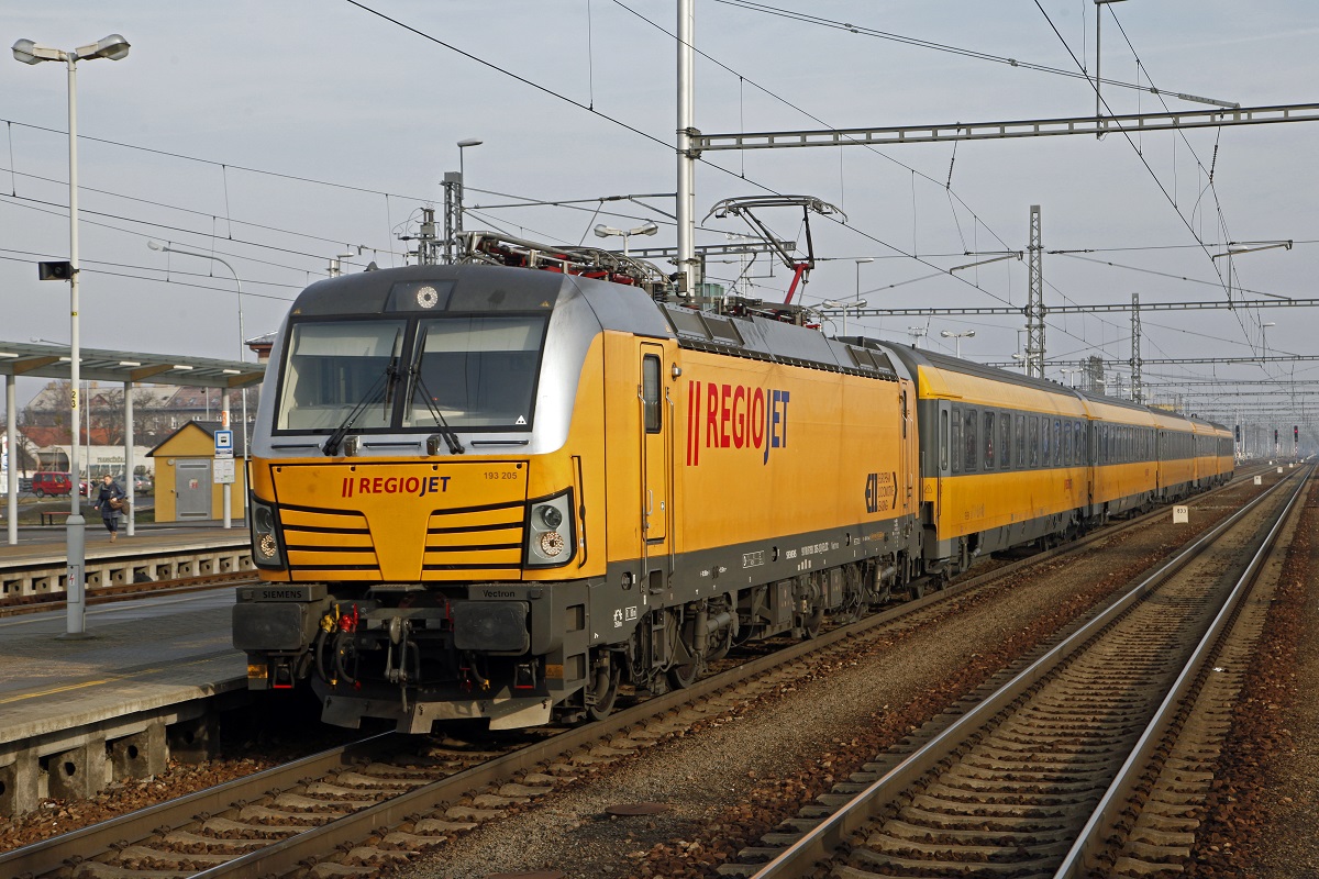 Regiojet bespannt mit 193 205 fährt am 25.01.2018 in den Bahnhof Breclav ein.