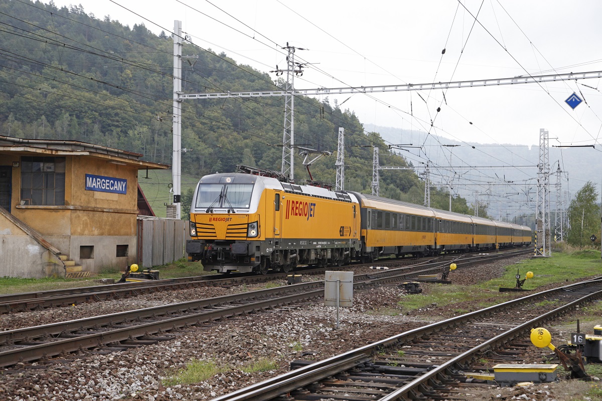 Regiojet bespannt mit 193 206 fährt am 7.10.2015 durch den Bahnhof Margecany.