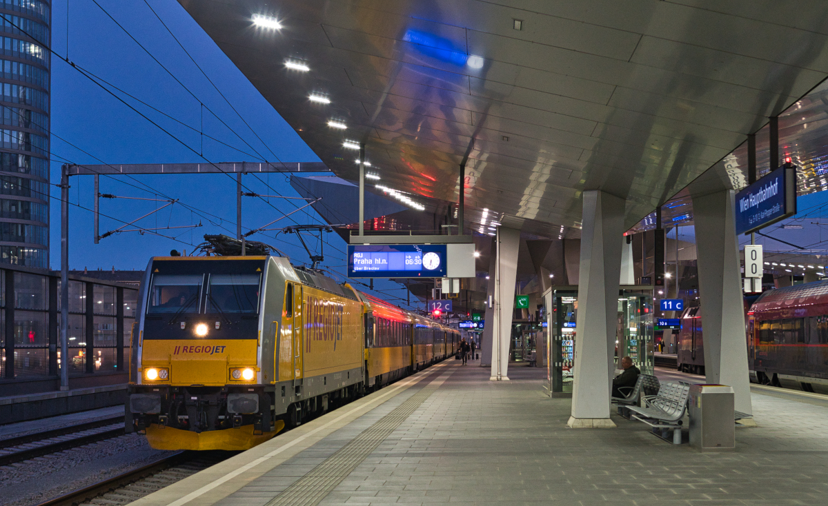 RegioJet nach Prag kurz vor der Abfahrt am Wiener Hauptbahnhof (27.09.2018).