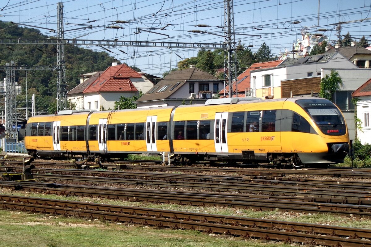 RegioJet VT 643-11 verlässt am 12 September 2018 Bratislava hl.st.