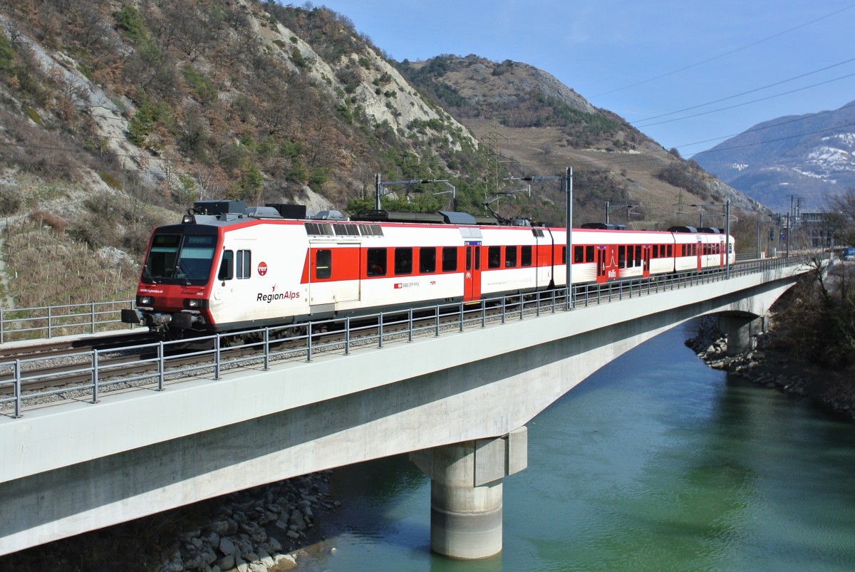 Region Alps Domino RBDe 560 412-9 als Regio 6128 bei Ausfahrt in Leuk, 13.03.2015.
