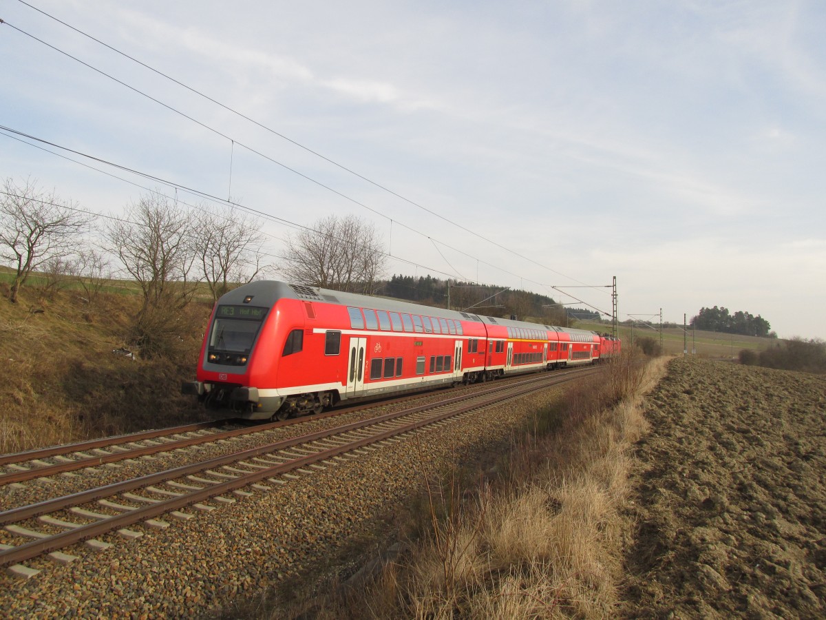 Regional-Express mit Steuerwagen voraus auf dem Weg nach Hof. Aufgenommen bei Schönberg/Plauen am 17.03.2015.