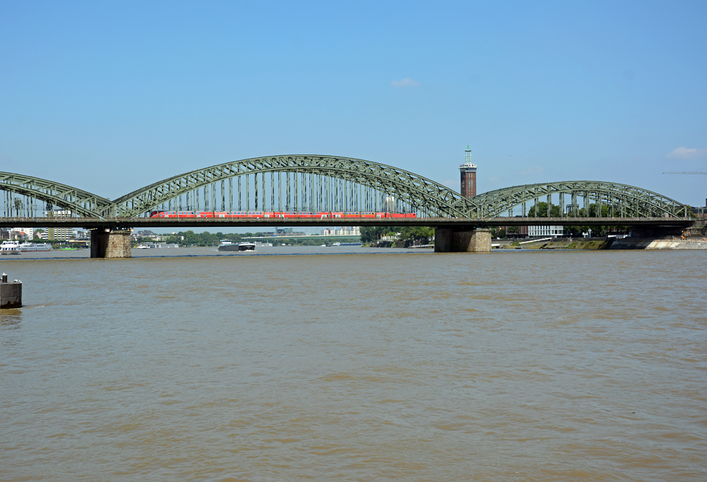 Regionalbahn auf der Hohenzollernbrücke in Köln - 31.07.2014