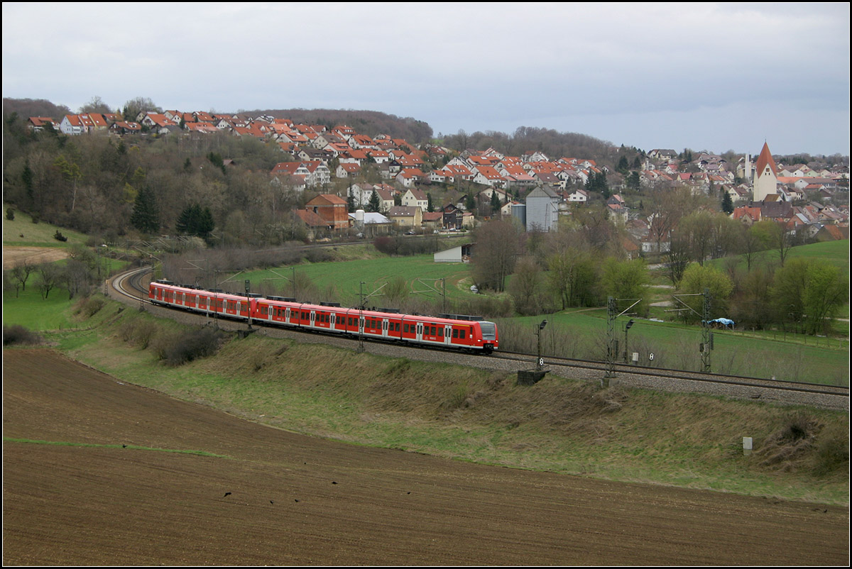 Regionalbahn -

Eine Doppeltraktion zweier Triebzüge der Baureihe 425 unterwegs im Lonetal zwischen Lonsee (Ort im Hintergrund) und Urspring. 

19.04.2008 (M)