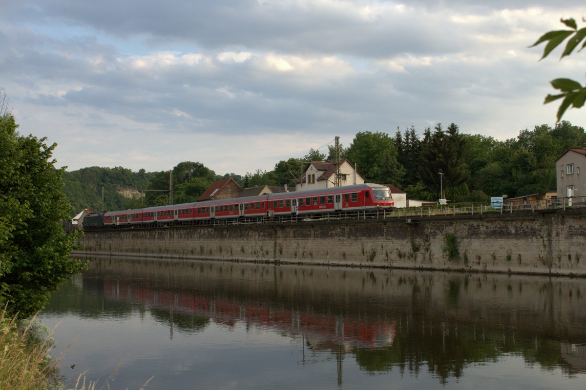 Regionalbahn von Eisenach nach Halle, hier mit Spiegelbild in der Saale. Aufgenommen am 26.6.2015 in Bad Kösen.