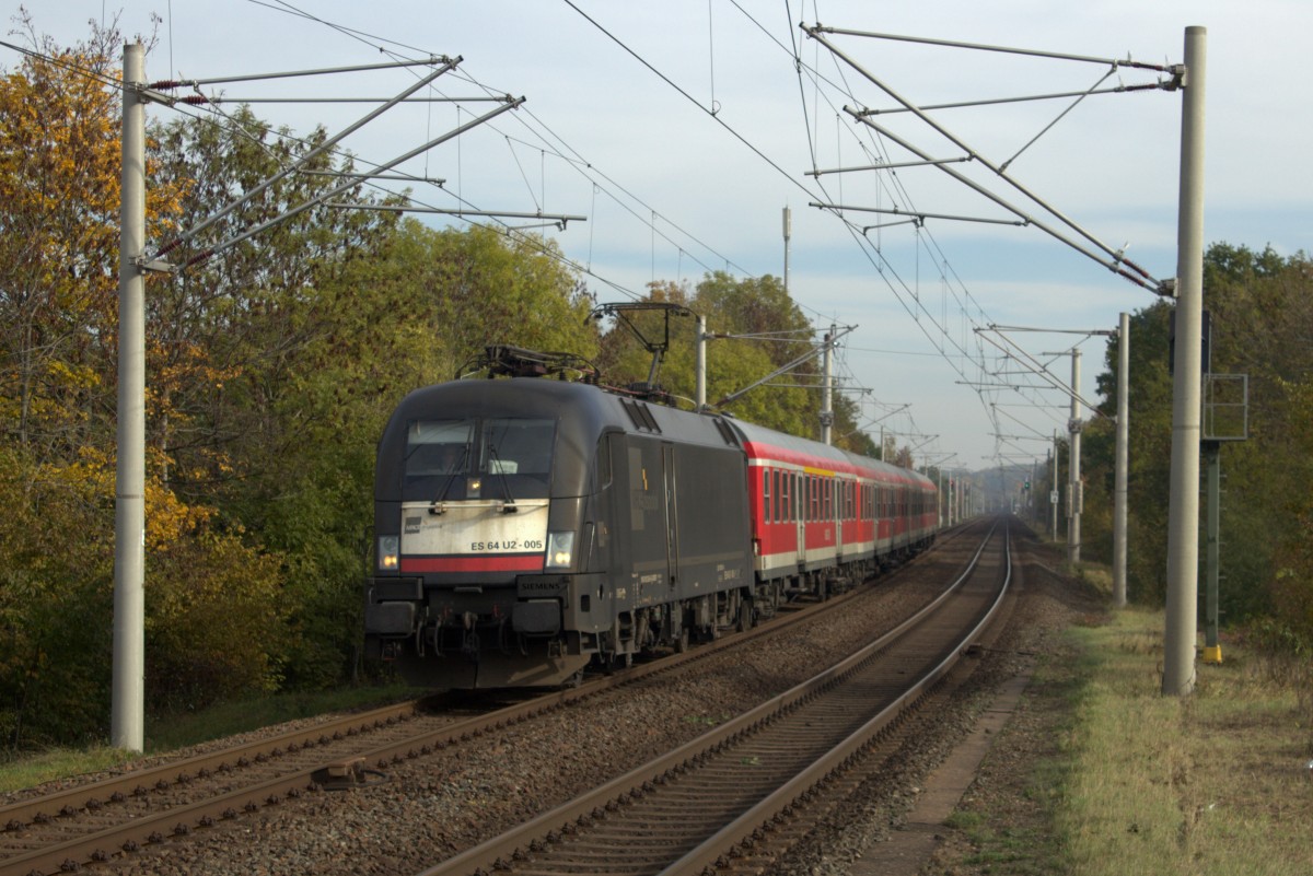 Regionalbahn von Halle nach Eisenach gezogen von der ES 64 U2 -005 von MRCE gemietet. Aufgenommen kurz vor dem Halt in Hoofgarten bei Weimar am 24.10.2015