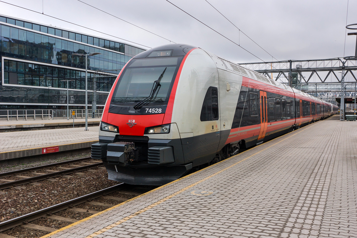Regionalbahntriebzug 74528 in Oslo Hbf am 17.04.2018.