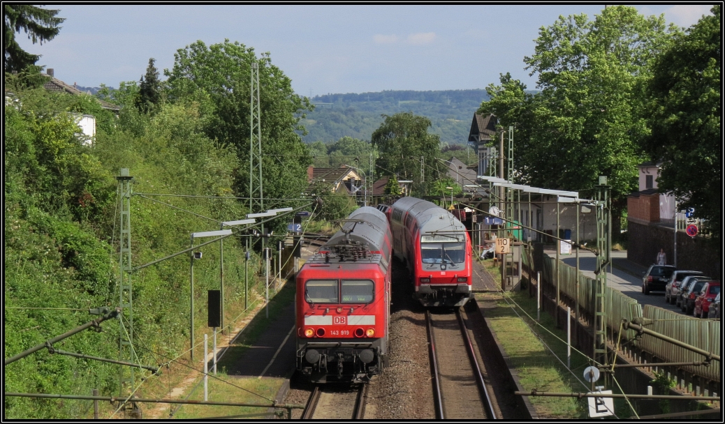 Regionaler Nahverkehr auf der rechten Rheinstrecke im Juni 2014. Hier geht der Blick auf den Haltepunkt Erpel wo gerade zwei Regionalbahnen ihre Fahrgäste bedienen.