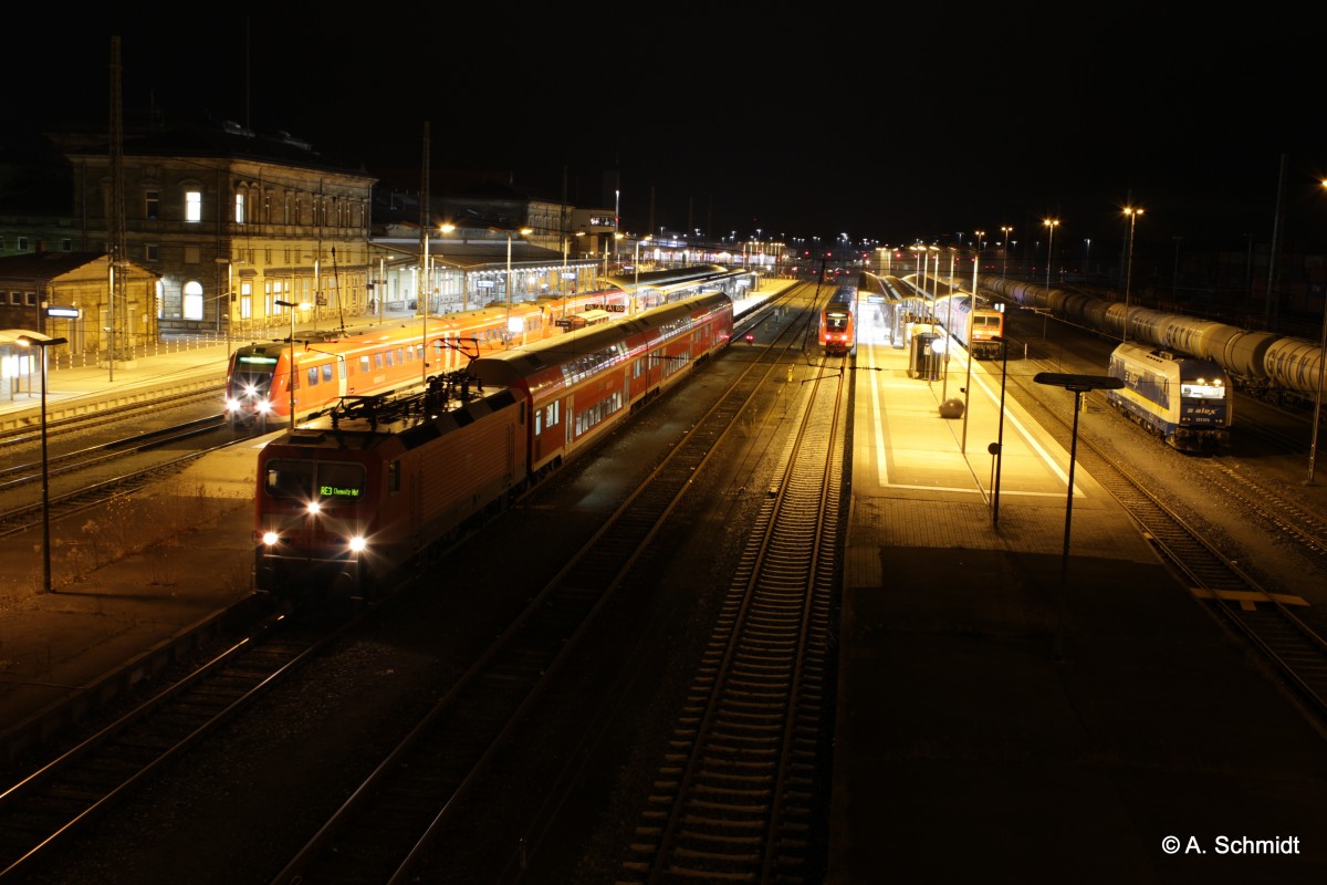 Regionalexpress 4797 mit der 143 038 kurz vor Abfahrt in Hof Hbf nach Chemnitz. 29.12.2015