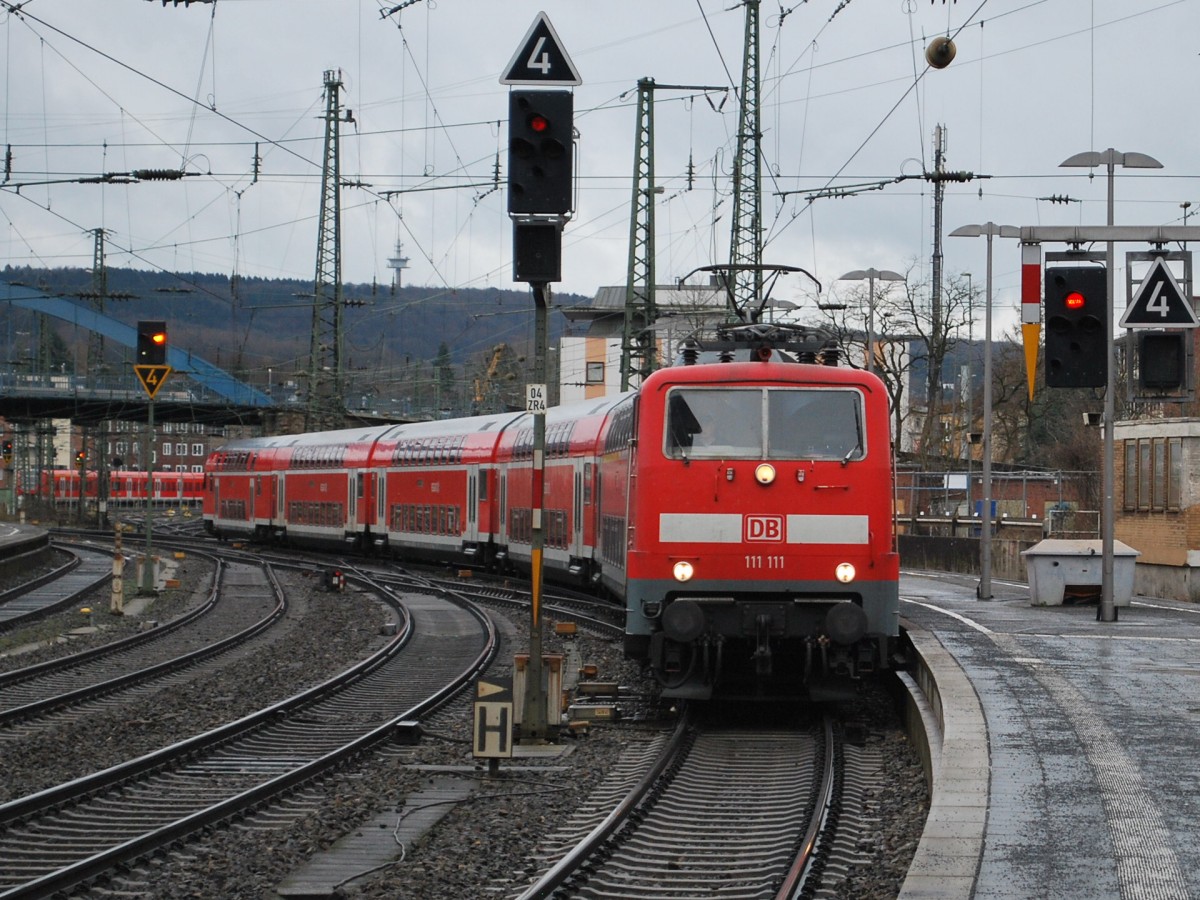 Regionalexpress 9 (rsx) mit BR 111 111 fährt in den Aachener Hauptbahnhof ein (14. Januar 2015).
