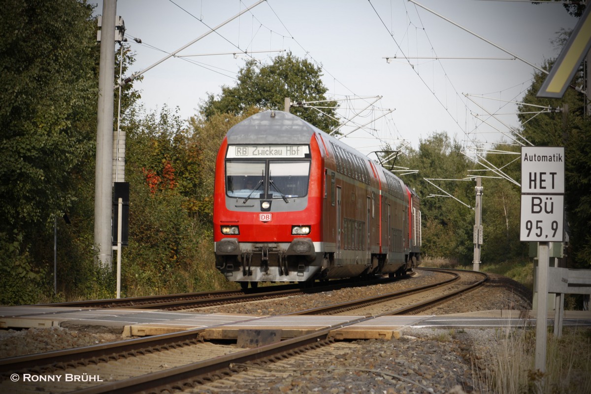 Regionalexpress am Bahnbergang Oberlungwitz, auf den Weg nach Zwickau, geschoben von 143 126-1, fotografiert am Nachmittag des 04.10.2013.