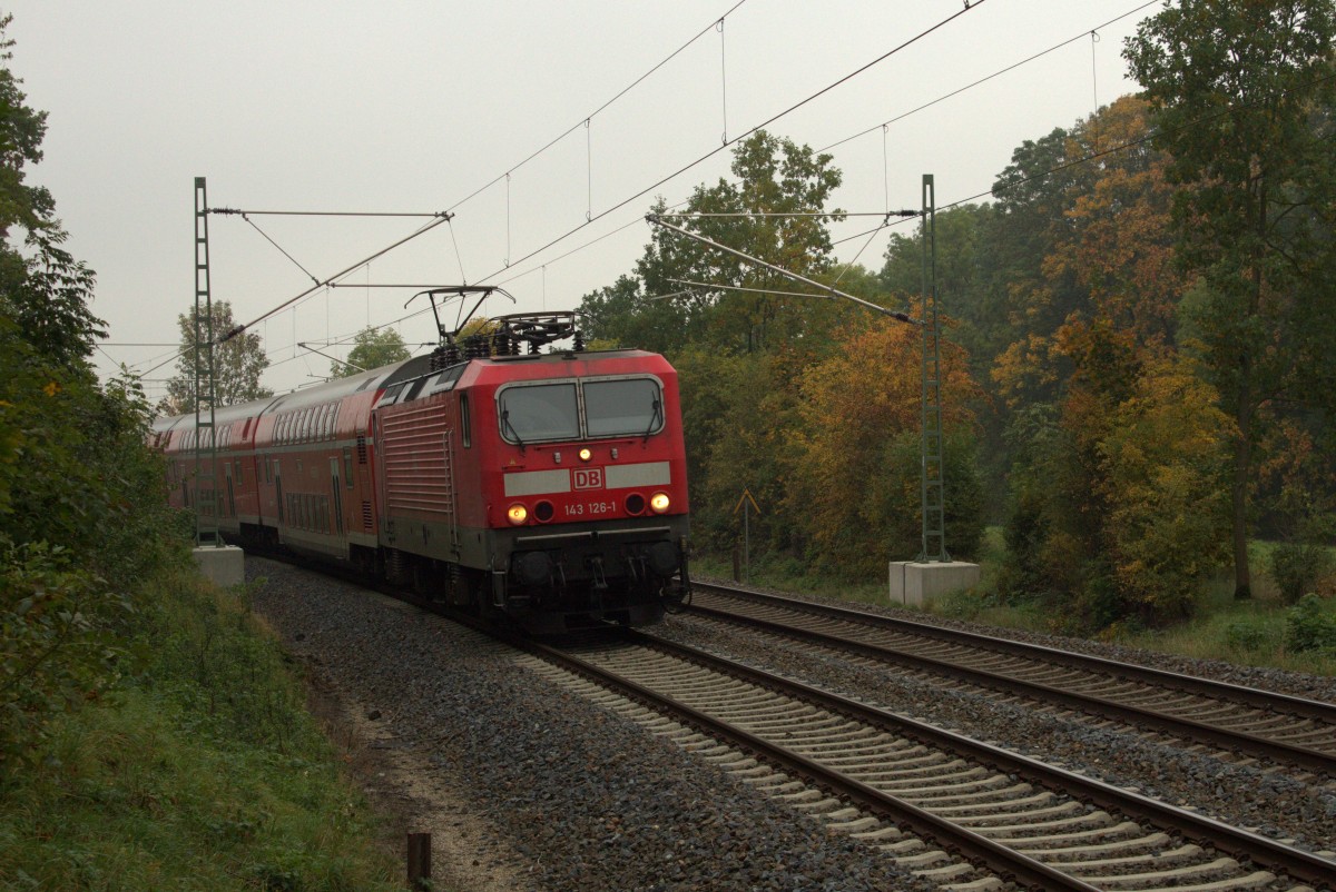 Regionalexpress Hof -Dresden mit der 143 126-1 passiert die Fotostelle bei Liebau/Pöhl am 10.10.2015