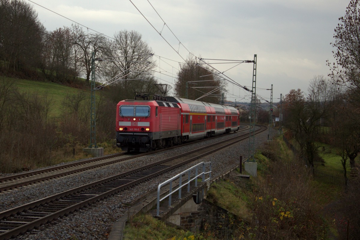 Regionalexpress von Hof nach Dresden bei Spätherbstwetter in Liebau/Pöhl. Gesehen am 09.11.2015 mit der 143 116-2. 