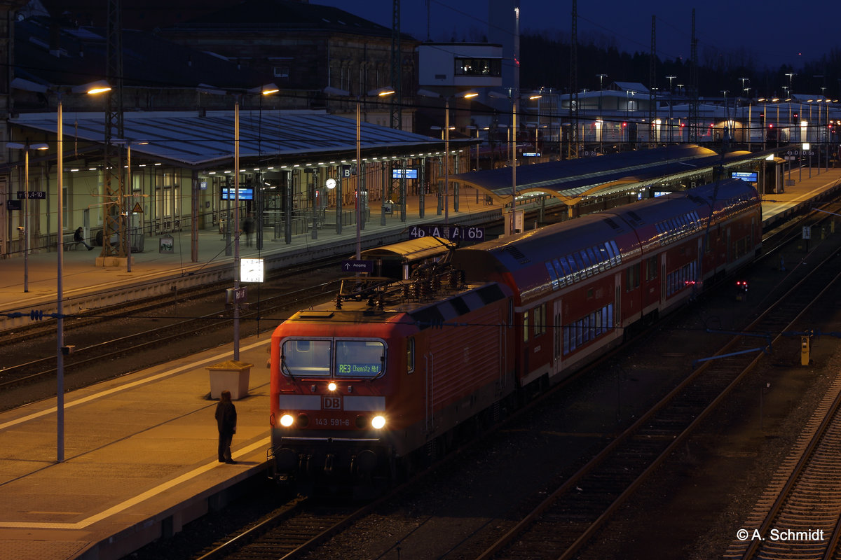 Regionalexpress in Hof/Saale kurz vor Abfahrt nach Chemnitz als RE 4797 mit der 143 591 am 1.4.2016