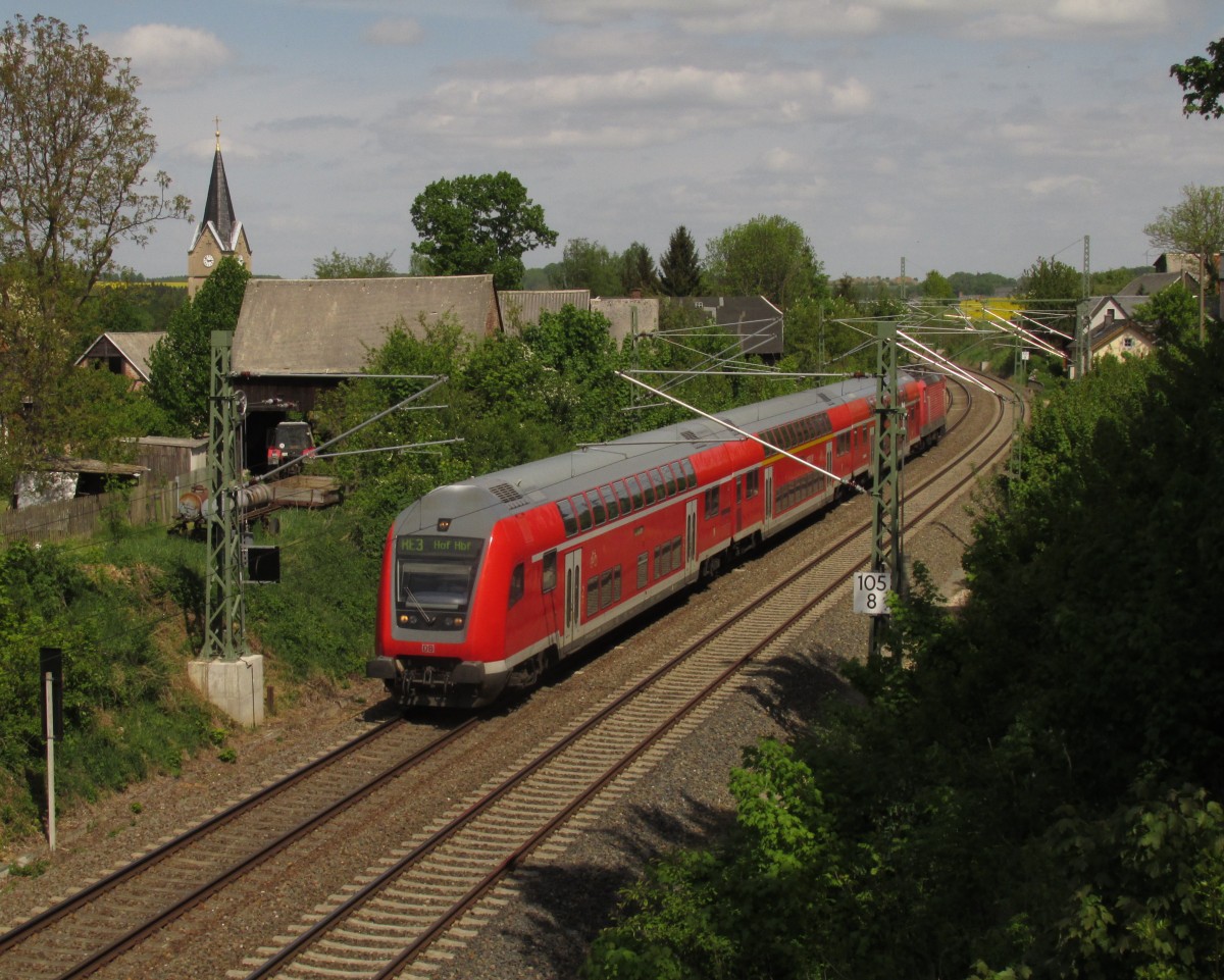 Regionalexpress nach Hof mit Steuerwagen voraus. Aufgenommen in Ruppertsgrün am 17.05.2015. 