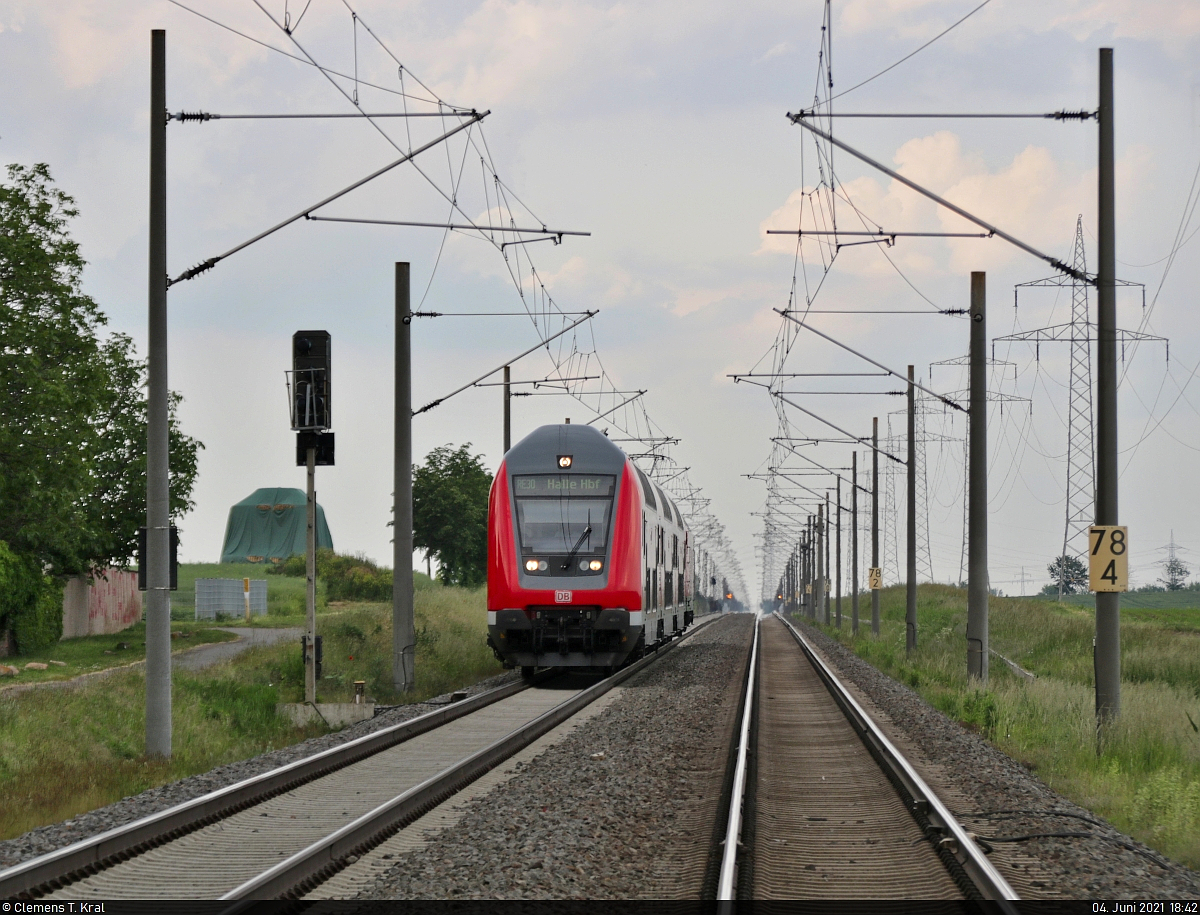 Regionalexpress im Stau
Mehrere Minuten lang kam der Dosto-Zug mit 146 009-6 an der Blockstelle (Bk) Braschwitz nicht weiter. So entstand beim Verlassen der Fotostelle noch diese einmalige Tele-Aufnahme vom offenen Bahnübergang auf der Kreisstraße.

🧰 Elbe-Saale-Bahn (DB Regio Südost)
🚝 RE 16331 (RE30) Magdeburg Hbf–Halle(Saale)Hbf [+10]
🚩 Bahnstrecke Magdeburg–Leipzig (KBS 340)
🕓 4.6.2021 | 18:42 Uhr