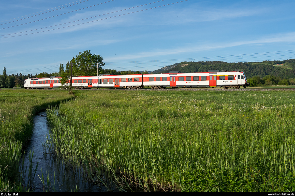 RegionAlps Domino auf dem Weg ins Wallis. 7. Mai 2020 bei Uttigen.