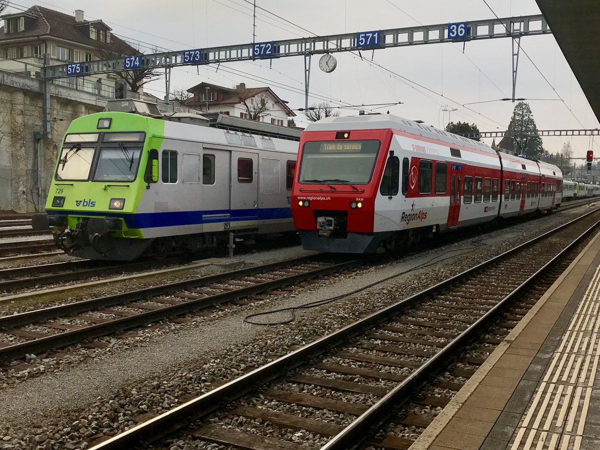 RegionAlps Nina 38 unterwegs nach Bönigen, am 25.2.18 neben dem RBDe 565 729 in Spiez.