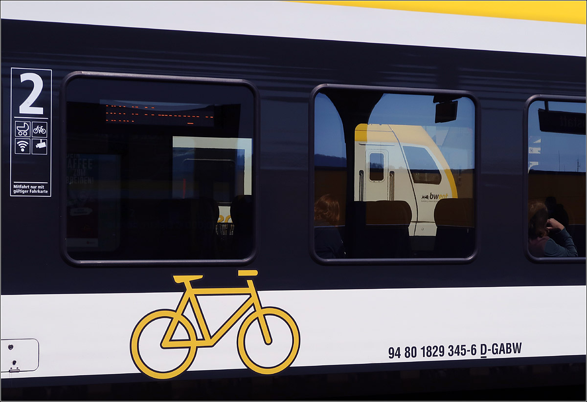 Regionalverkehr in Baden-Württemberg -

.., in Form zweier Stadlter Flirt 3 im Bahnhof Stuttgart-Bad Cannstatt.

27.04.2021 (M)