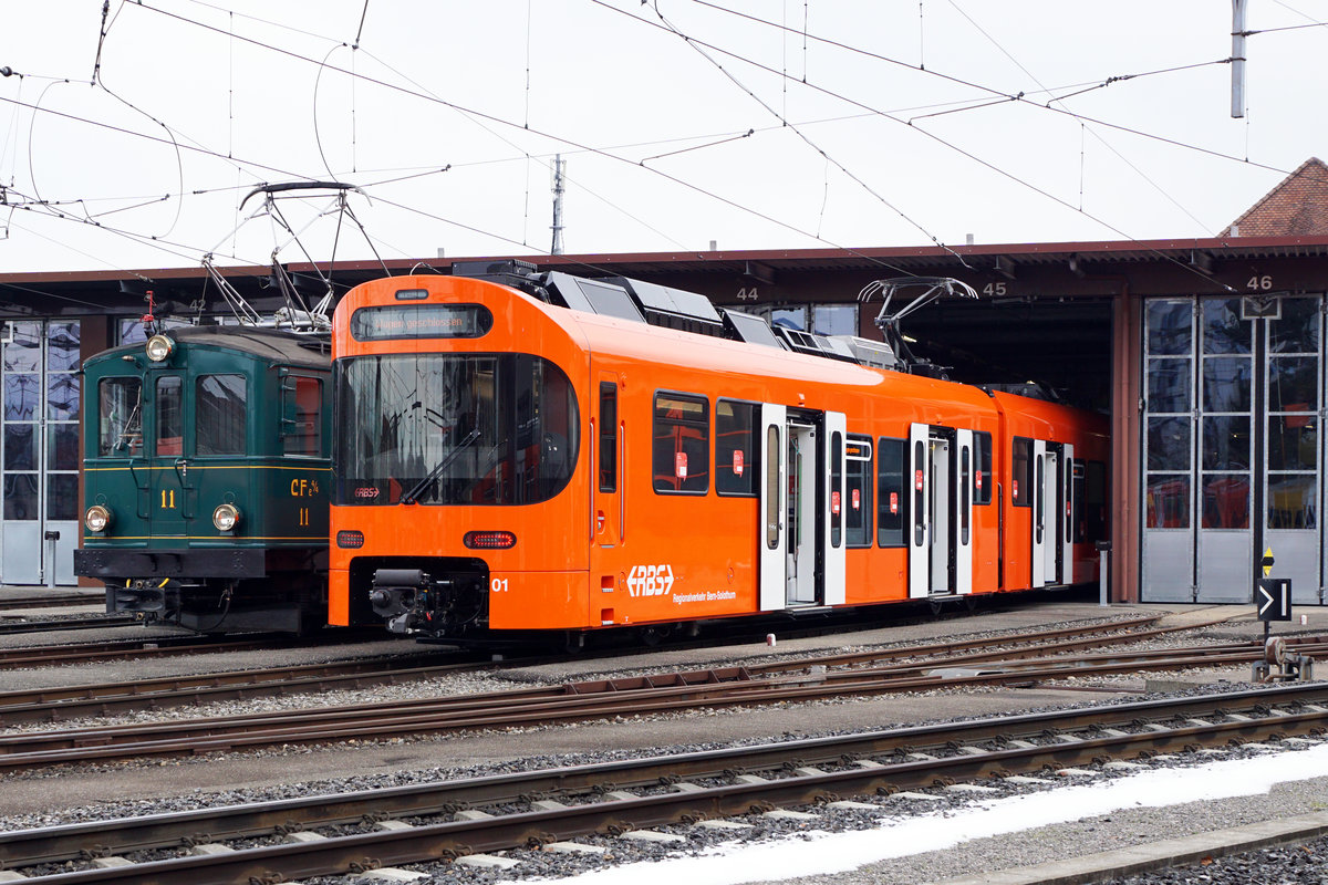 Regionalverkehr Bern-Solothurn RBS
Am 4. Februar 2019 erlebte ich in Solothurn unerwartet ein sehr seltenes Treffen von zwei neuen WORBLA-Triebzügen. Da auf der S7 die fotogenen Be 4/12 MANDARINLI durch die Be 4/10 abgelöst werden, sind solche Aufnahmen in Zunkunft kaum mehr möglich.
Altersunterschied von 102 JAHREN zwischen den beiden Triebzügen CFe 4/4 11 (1916) Hoschtet Schnägg und dem Be 4/10 worbal01 (2018).
Bildausschnitt Fotoshop.
Foto: Walter Ruetsch 