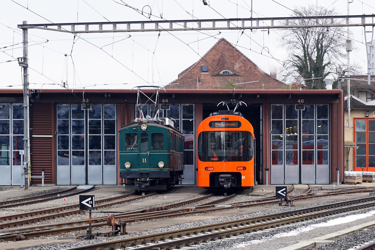 Regionalverkehr Bern-Solothurn RBS
Am 4. Februar 2019 erlebte ich in Solothurn unerwartet ein sehr seltenes Treffen von zwei neuen WORBLA-Triebzügen. Da auf der S7 die fotogenen Be 4/12 MANDARINLI durch die Be 4/10 abgelöst werden, sind solche Aufnahmen in Zunkunft kaum mehr möglich.
Altersunterschied von 102 JAHREN zwischen den beiden Triebzügen CFe 4/4 11 (1916) Hoschtet Schnägg und dem Be 4/10 worbal01 (2018).
Bildausschnitt Fotoshop.
Foto: Walter Ruetsch 