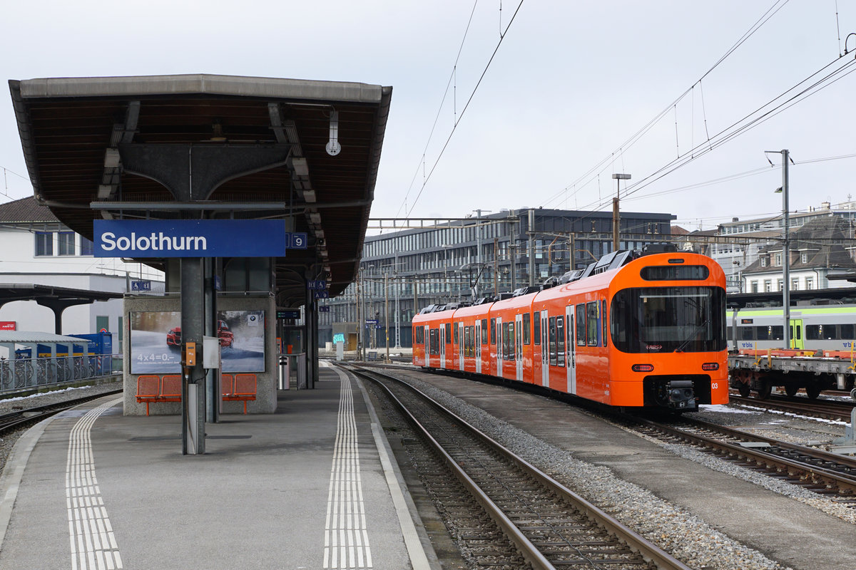 Regionalverkehr Bern-Solothurn RBS
Am 4. Februar 2019 erlebte ich in Solothurn unerwartet ein sehr seltenes Treffen von zwei neuen WORBLA-Triebzügen. Da auf der S7 die fotogenen Be 4/12 MANDARINLI durch die Be 4/10 abgelöst werden, sind solche Aufnahmen in Zunkunft kaum mehr möglich.
Be 4/10 worbla03 während der Mittagspause auf dem Rangiergleis in Solothurn abgestellt.
Foto: Walter Ruetsch      