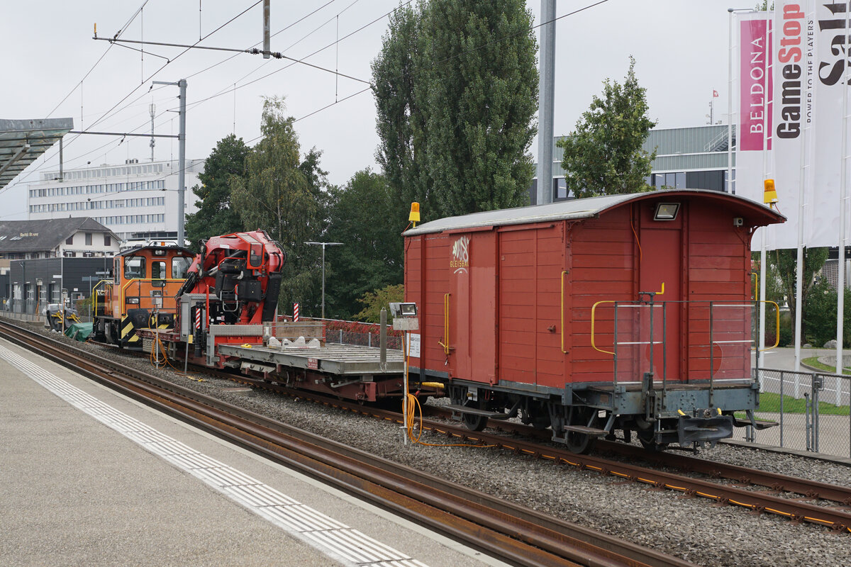 REGIONALVERKEHR BERN-SOLOTHURN (RBS).
Am 9. Oktober 2021 wurden mehrere Bauzüge verewigt.
Auf der Station Shoppyland mit Tmf 2/2 167  MAX  + X 701 + X 711 + G 513 als Gleisbauwagen.
Foto: Walter Ruetsch 