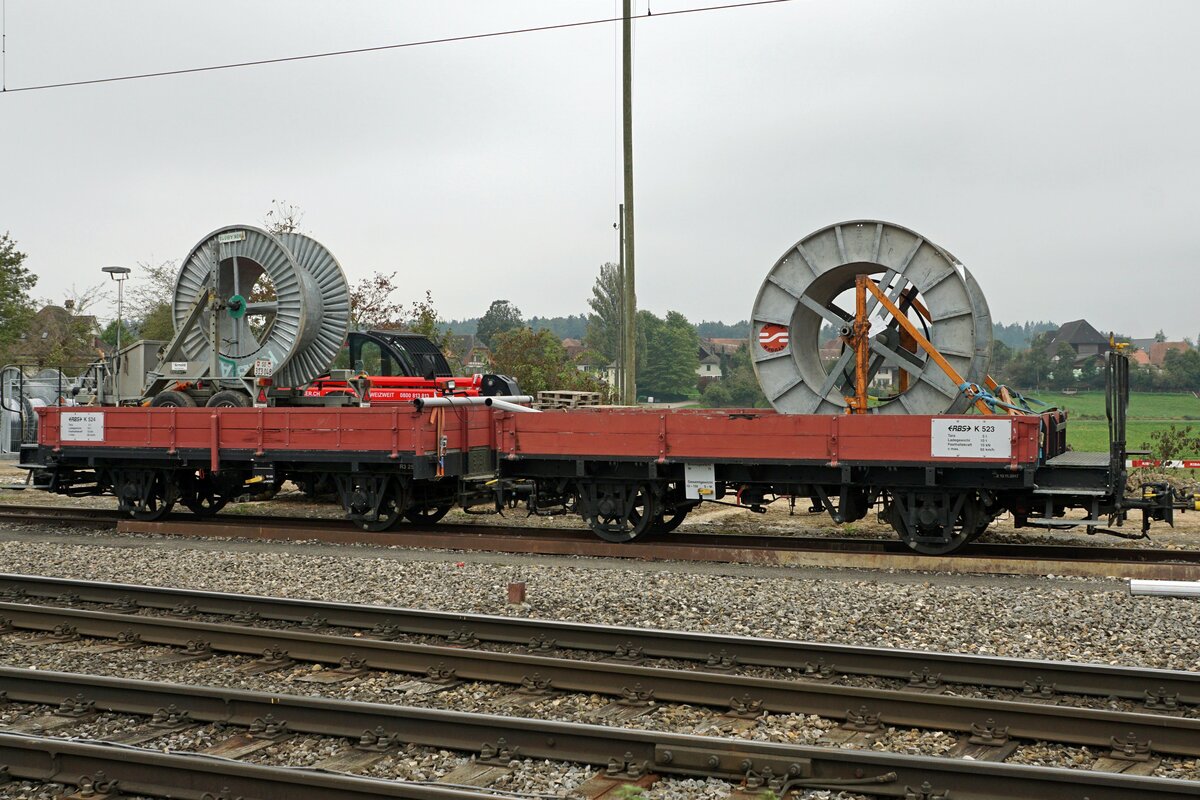 REGIONALVERKEHR BERN-SOLOTHURN (RBS).
Am 9. Oktober 2021 wurden mehrere Bauzüge verewigt.
In Büren zum Hof mit Tmf 2/2 165 + K 523 + K 524 beladen mit Kabelrollen.
Foto: Walter Ruetsch