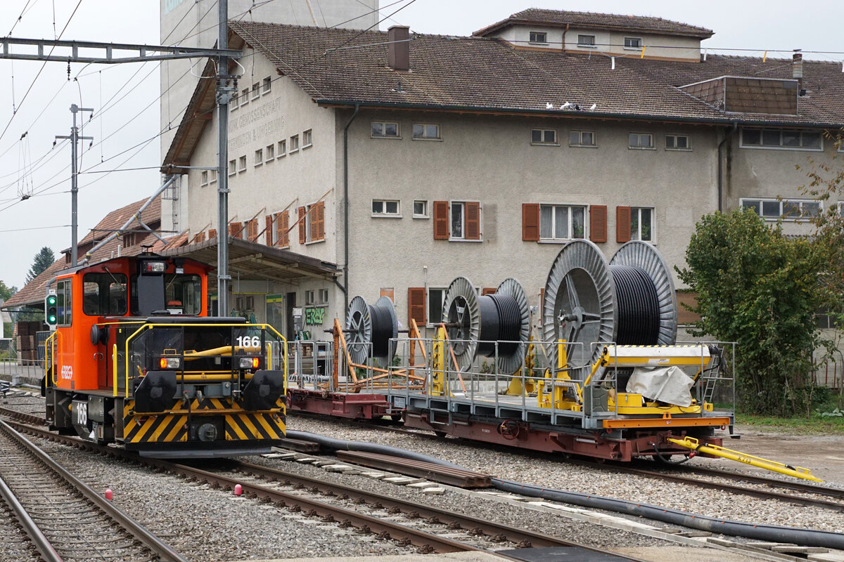 REGIONALVERKEHR BERN-SOLOTHURN (RBS).
Am 9. Oktober 2021 wurden mehrere Bauzüge verewigt.
In mit Bätterkinden mit Tmf 2/2 166 + zwei X beladen mit Kabelrollen.
Foto: Walter Ruetsch