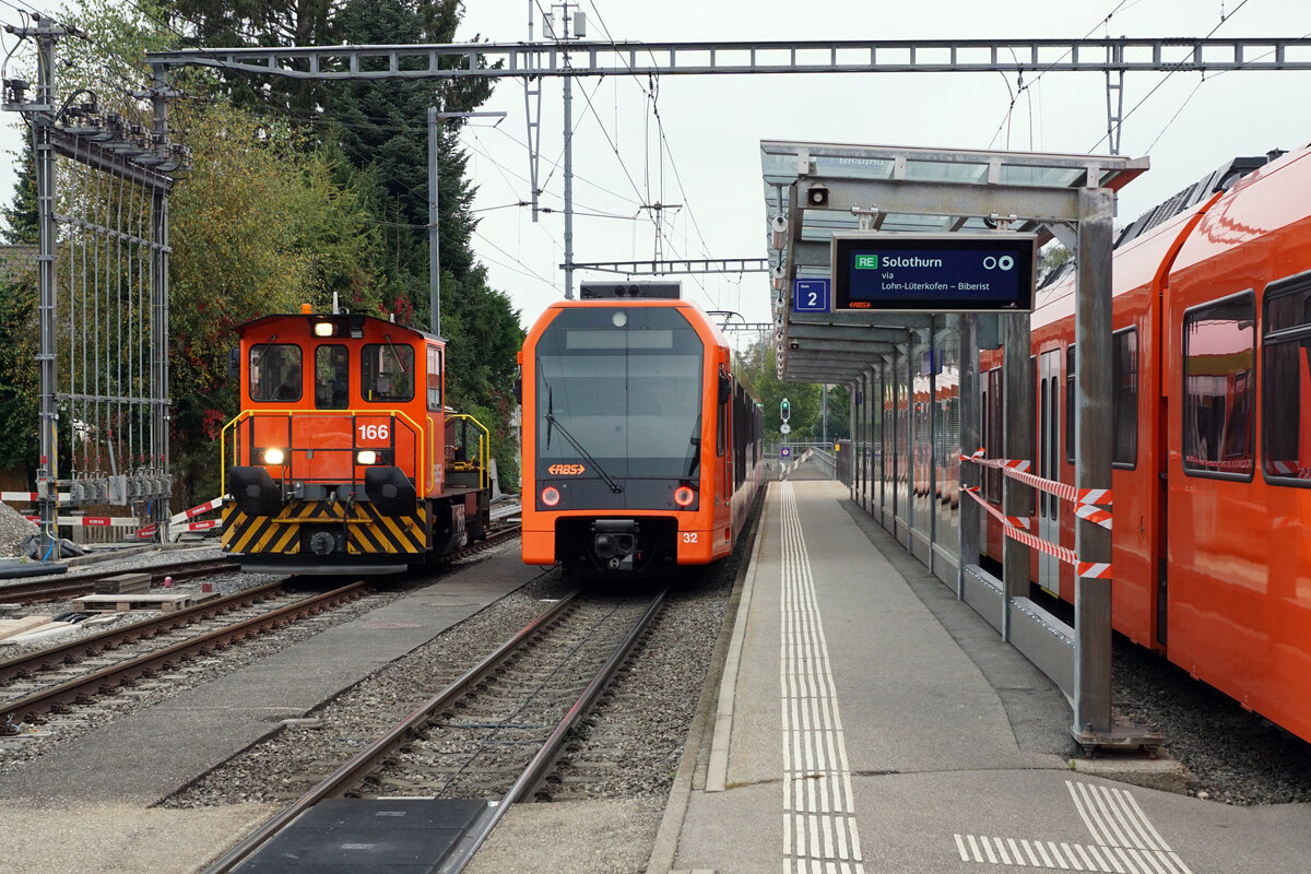 REGIONALVERKEHR BERN-SOLOTHURN (RBS).
Am 9. Oktober 2021 wurden mehrere Bauzüge verewigt.
In mit Bätterkinden mit Tmf 2/2 166.
Foto: Walter Ruetsch