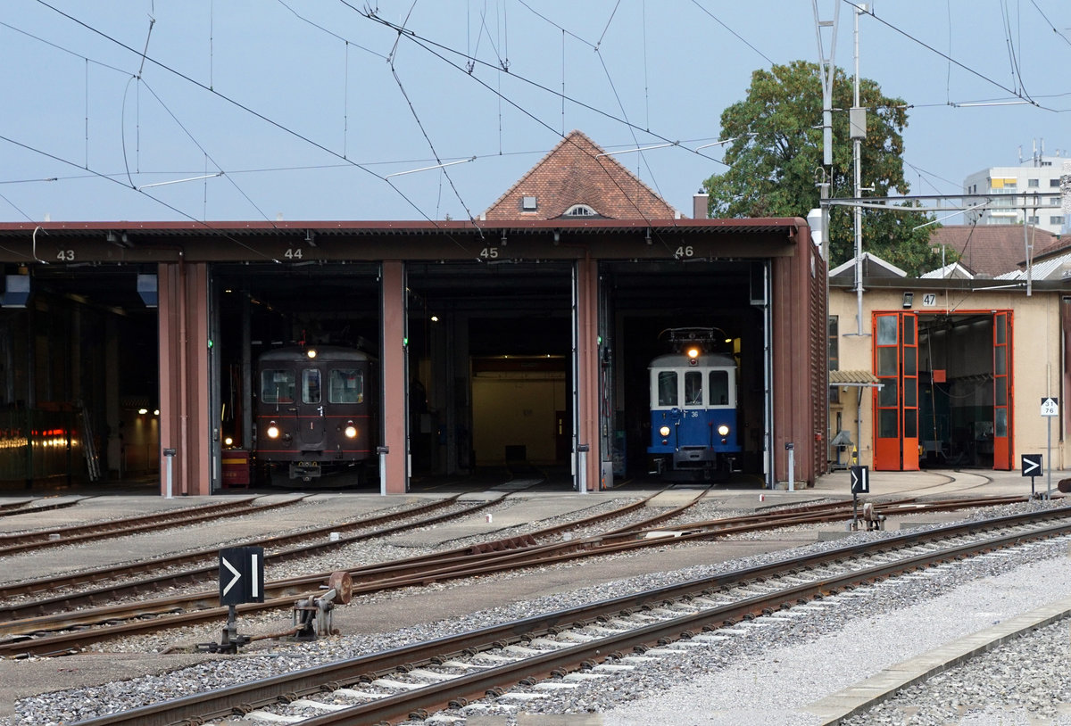 Regionalverkehr Bern Solothurn RBS.
Beim RBS landen zum grossen Glück nicht alle ausrangierten Fahrzeuge beim Schrotthändler.
Am frühen Morgen des 8. August 2018 präsentierten sich die Motorwagen Bre 4/4 1 (1916/1987) ehemals SZB und BDe 4/4 36 (1913/1951) ehemals VBW dem Bahnfotografen in Solothurn mit leuchtenden Augen. 
Foto: Walter Ruetsch
