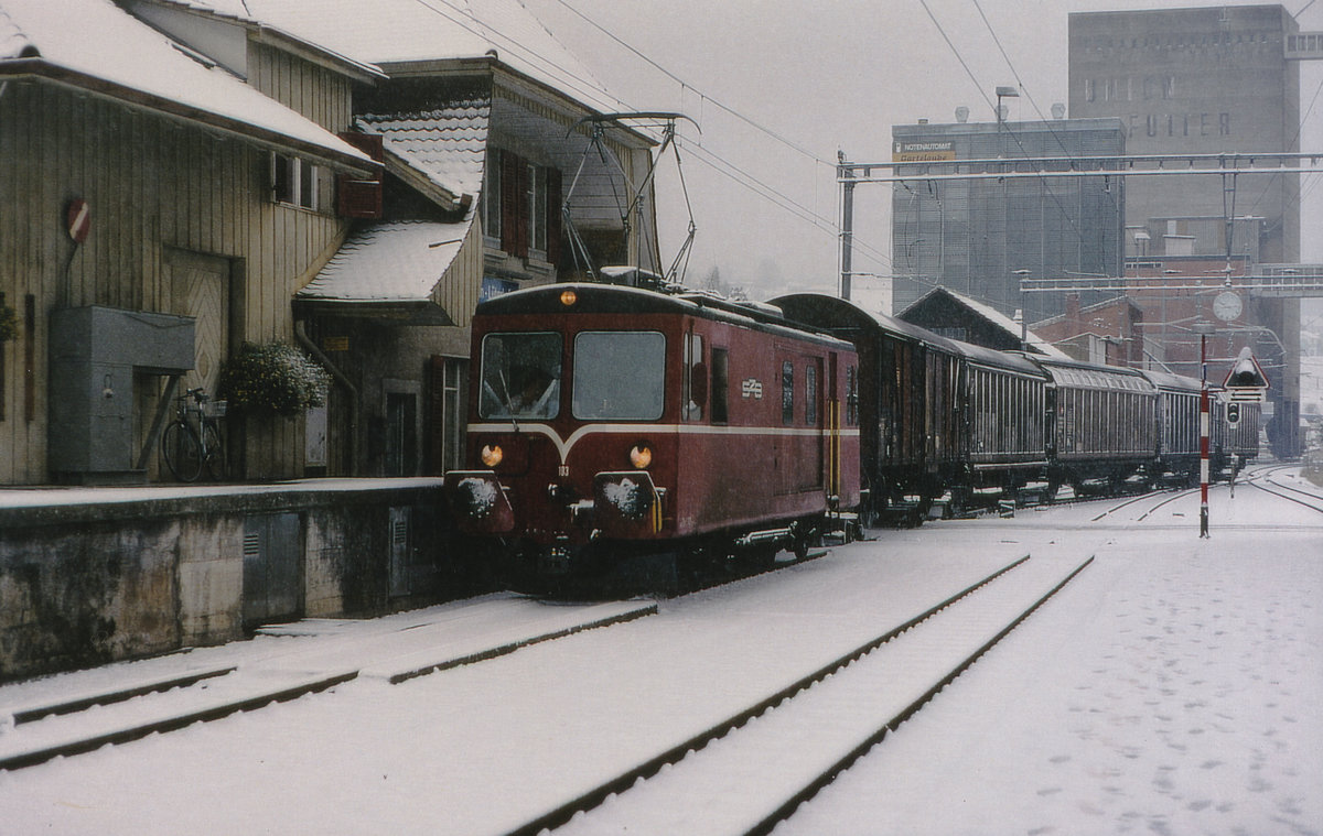 Regionalverkehr Bern Solothurn RBS
Güterzug mit De 4/4 103 bei der Einfahrt Lohn-Lüterkofen im Dezember 1996.
Foto: Walter Ruetsch