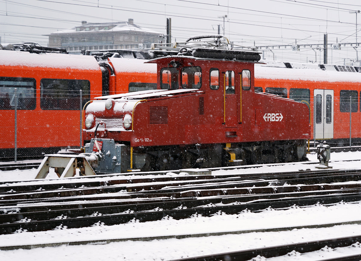 Regionalverkehr Bern-Solothurn RBS
Im Januar 2019 kam auch der RBS in den Genuss von kalten und trüben Tagen mit Schnee.
Ge 4/4 112 in Solothurn abgestellt am 5. Januar 2019.
Foto: Walter Ruetsch