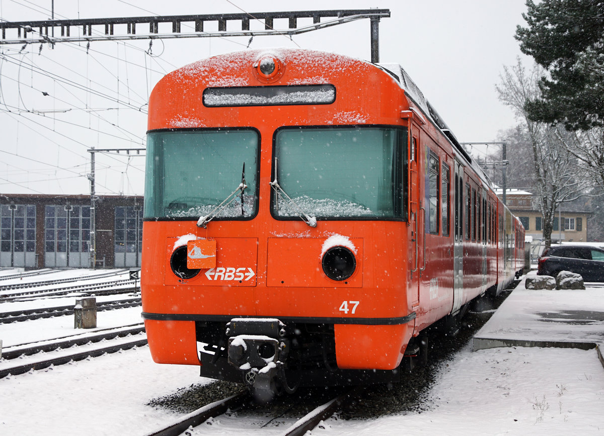 Regionalverkehr Bern-Solothurn RBS
Im Januar 2019 kam auch der RBS in den Genuss von kalten und trüben Tagen mit Schnee.
Ausrangierter Be 4/12 47  MANDARINLI  in Solothurn abgestellt nach einem Brand am 5. Januar 2019.
Bereits ist dieser fotogene Triebzug auf zwei Augen blind.
Foto: Walter Ruetsch
 