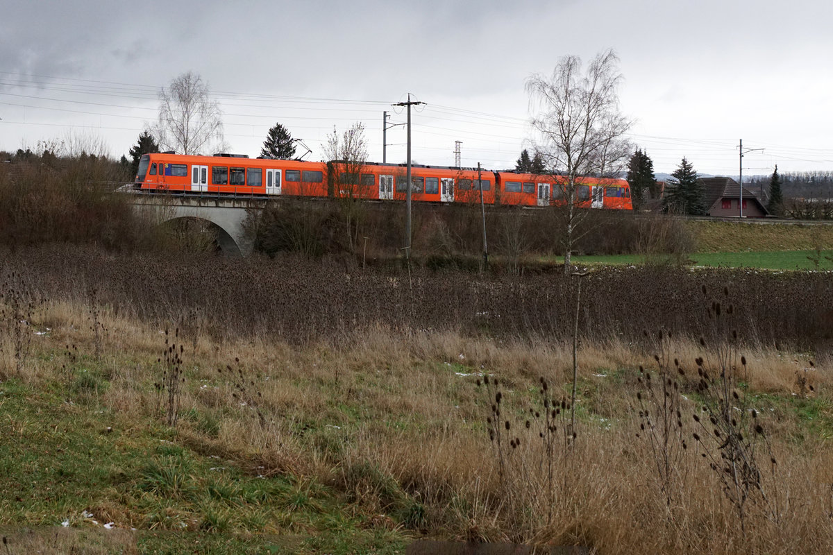 Regionalverkehr Bern-Solothurn RBS
RE/S8 Solothurn-Bern mit RABe 4/12 NExT bei Kräiligen am 9. Januar 2019. Auf der angenehmen Reise im neuen Triebzug zwischen den beiden Städten Solothurn und Bern kommt man auch in den Genuss von einer der letzten Naturoasen in dieser Region.
Auch bei den miserabelsten Lichtverhältnissen macht der orange Zug eine gute Figur in dieser Umgebung.
Foto: Walter Ruetsch 