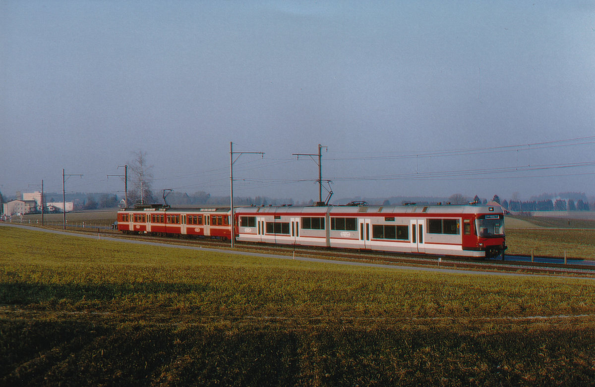 Regionalverkehr Bern Solothurn RBS
S 8 zwischen Urtenen und Jegenstorf, geführt mit der speziellen Doppeltraktion bestehend aus Be 4/8  MANDARINLI  und Be 4/8 im Juni 1996.
Foto: Walter Ruetsch