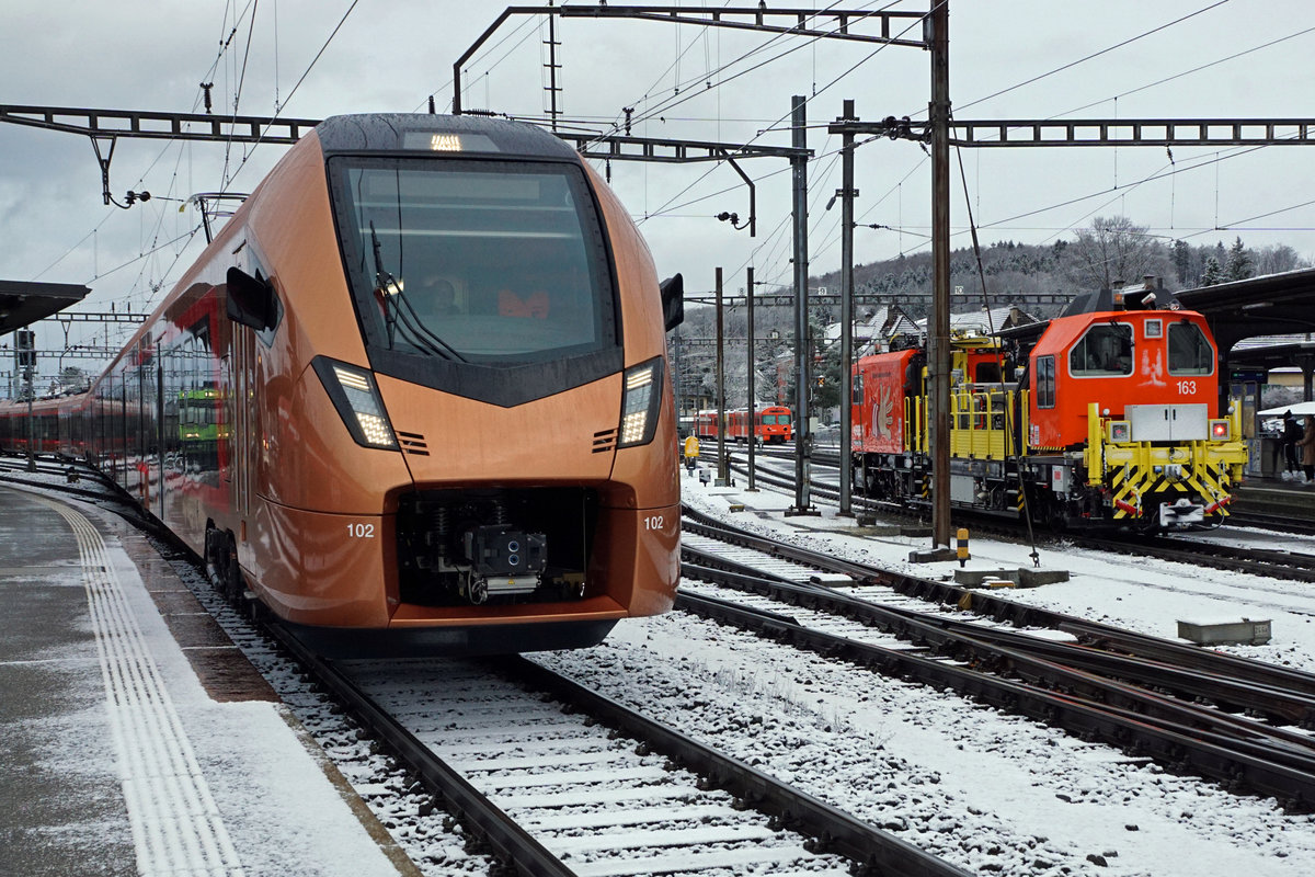 Regionalverkehr Bern-Solothurn RBS
SÜDOSTBAHN SOB
Zufällige Begegnung der beiden  Neuheiten  von SOB, VAE RABe 526 Flirt und dem RBS, Dienstfahrzeug XTmf 3/4 163, in Solothurn-HB am 9. Januar 2019.
Foto: Walter Ruetsch