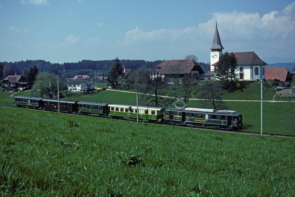 Regionalverkehr Bern-Solothurn RBS/SZB.
CFe 4/4 11  HOSCHTET-SCHNÄGG  auf Sonderfahrt bei Grafenried im Sommer 1994.
Foto: Walter Ruetsch