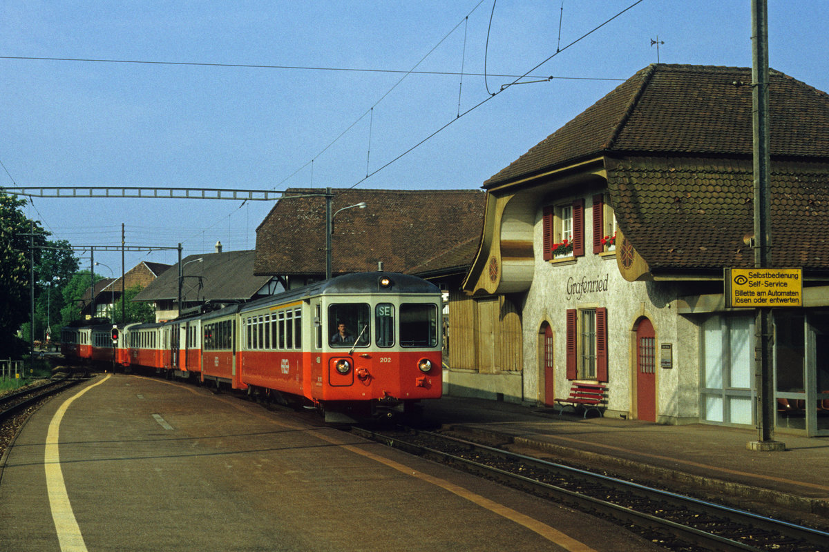 Regionalverkehr Bern-Solothurn RBS/SZB.
Die Station Grafenried an einem herrlichen Morgen des Sommers 1991.
An der Spitze des RE eingereiht war der ABt 202 der Kleinserie ABt 201 bis ABt 202.
Diese beiden Steuerwagen verdienten nach der Ausrangierung beim RBS ihr Gnadenbrot bei der ehemaligen LSE als ABt 131 und ABt 132.
Foto: Walter Ruetsch